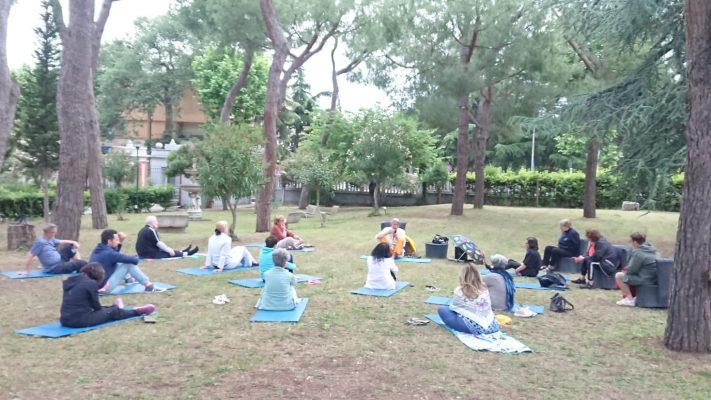 Yoga sul prato nel parco